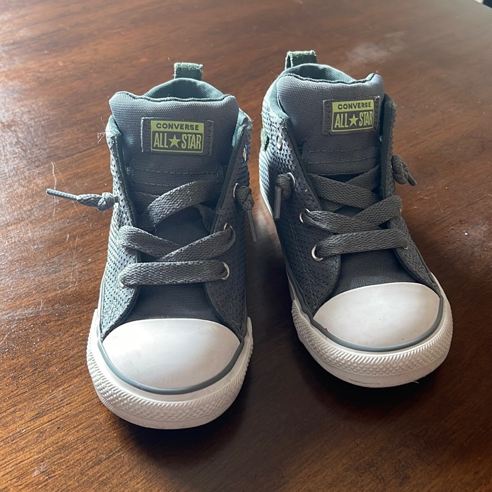 Toddler size 9 converse